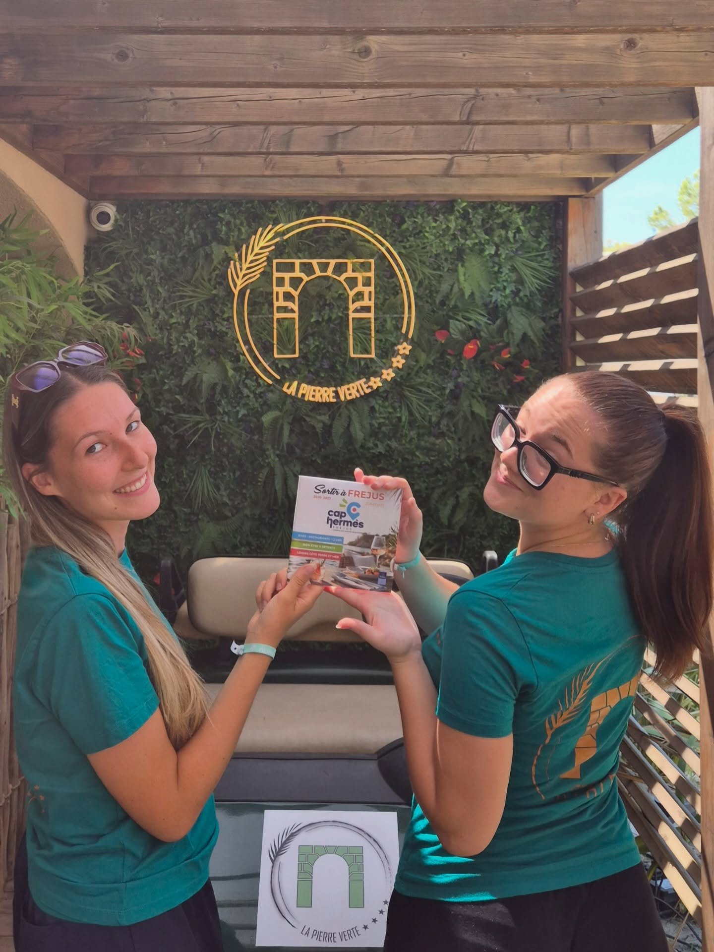 Distribution du guide « Sortir à Fréjus »